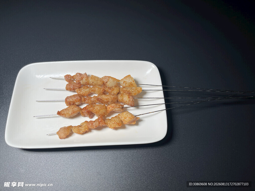 白色盘中的美味鸡肉串