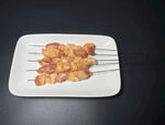 美味鸡肉串摆于白盘上