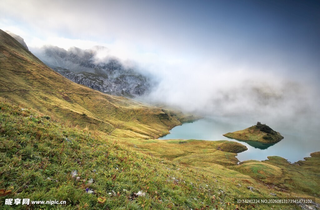 山间湖泊美景