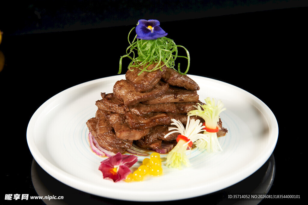 精致摆盘的创意牛肉料理