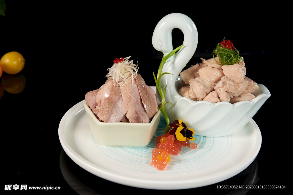 天鹅造型摆盘的美味佳肴