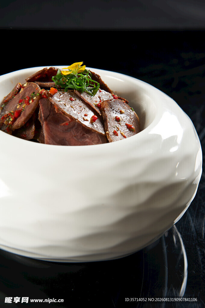 白色碗中美味特色剁椒牛肉