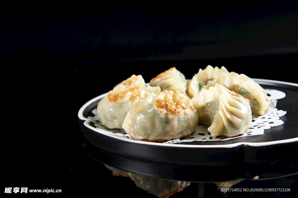 美味水晶煎饺摆于盘
