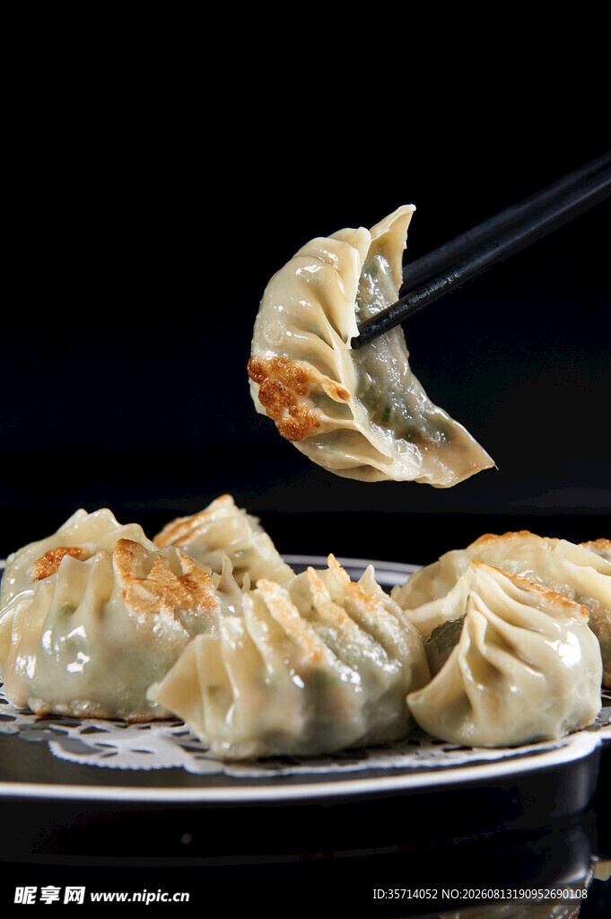 筷子夹起的美味水晶煎饺