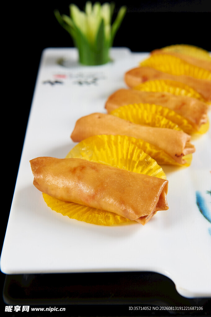 金黄酥脆炸春卷摆于盘