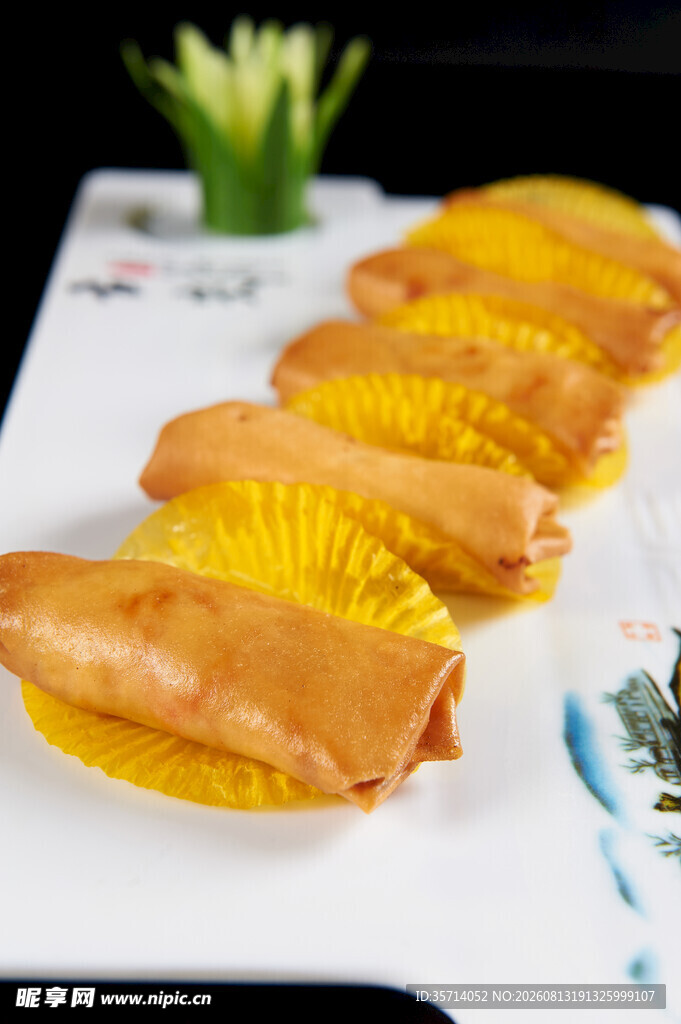金黄酥脆春卷整齐摆列