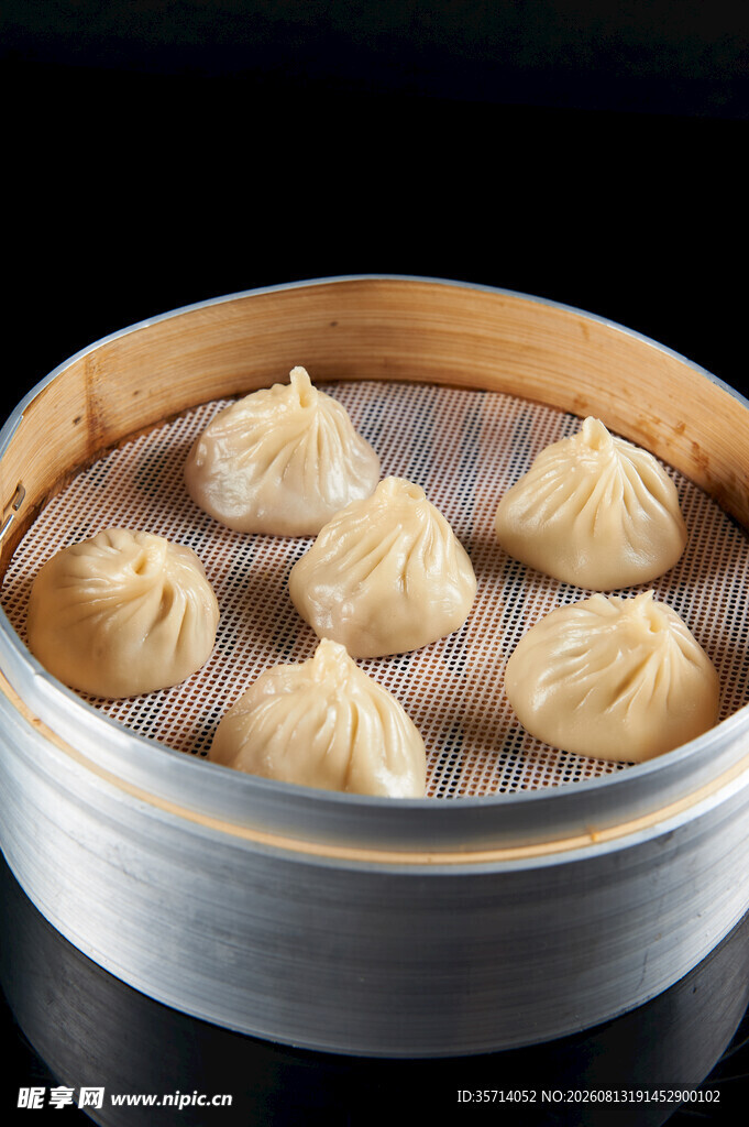 竹笼中的美味灌汤小笼包