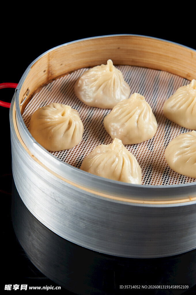 蒸笼里的美味小笼包