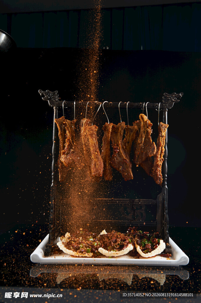 悬挂烤制的美味烤肉