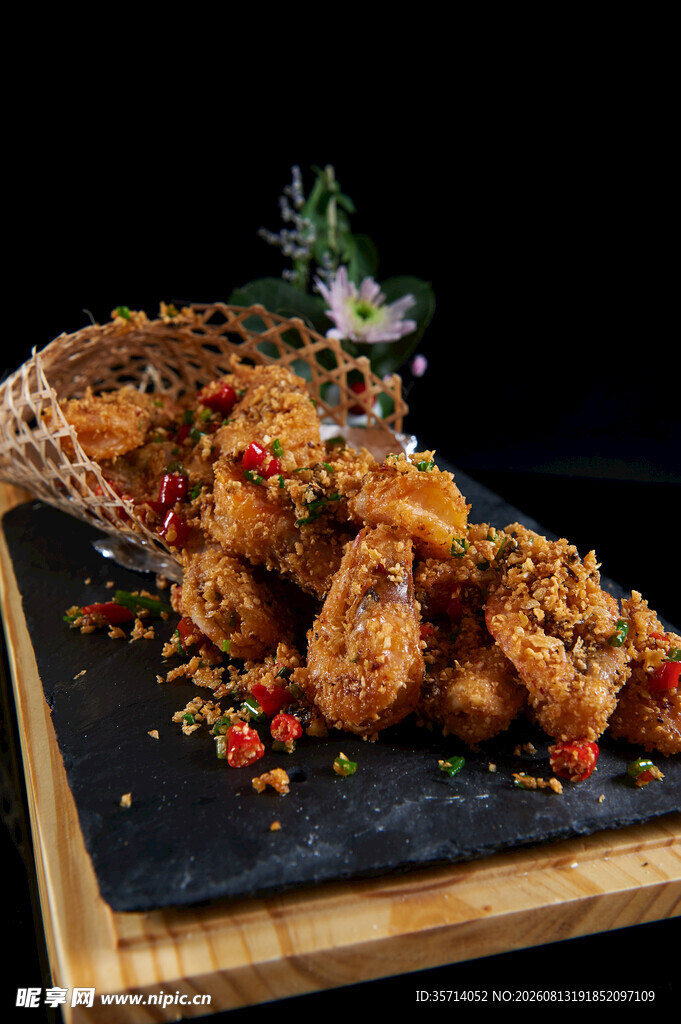 香酥美味炸虾摆于石板上