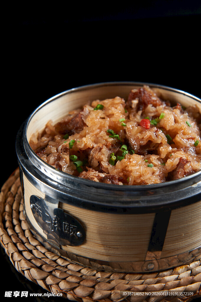 美味瓦罐饭香气四溢