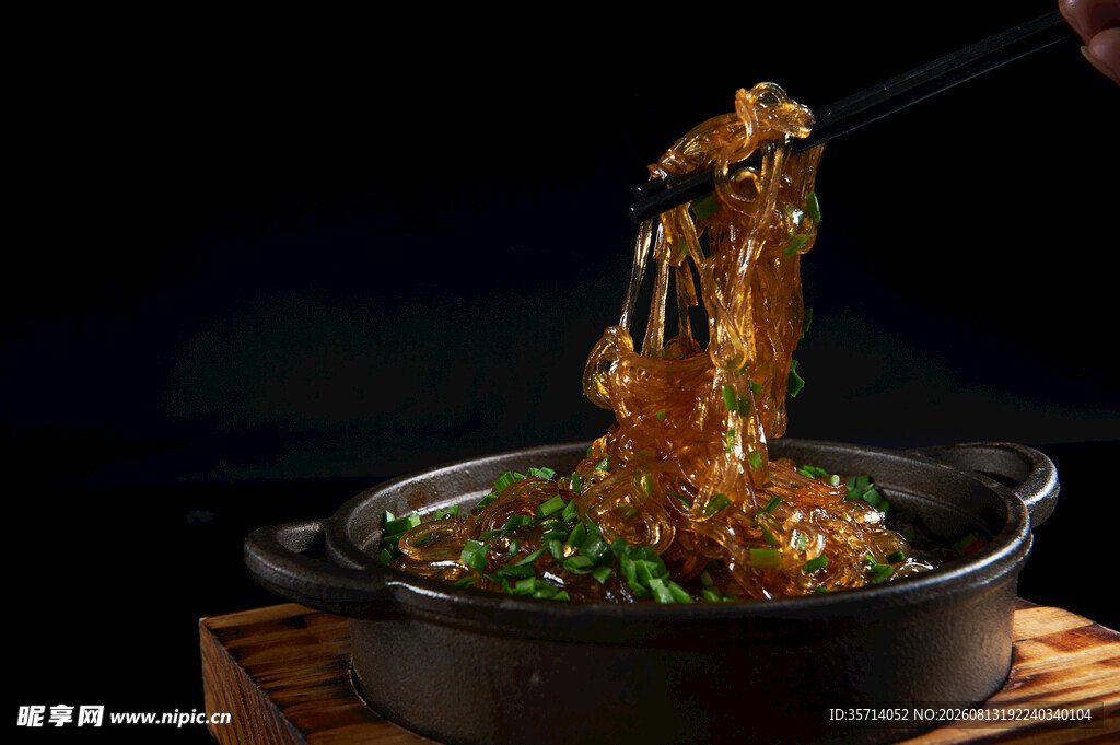 美味粉条从锅中被夹起