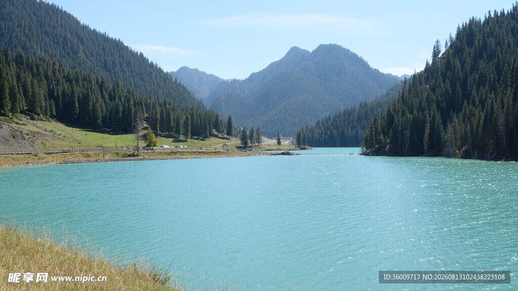 高山蓝湖美景