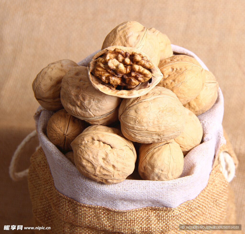 麻袋中的饱满核桃