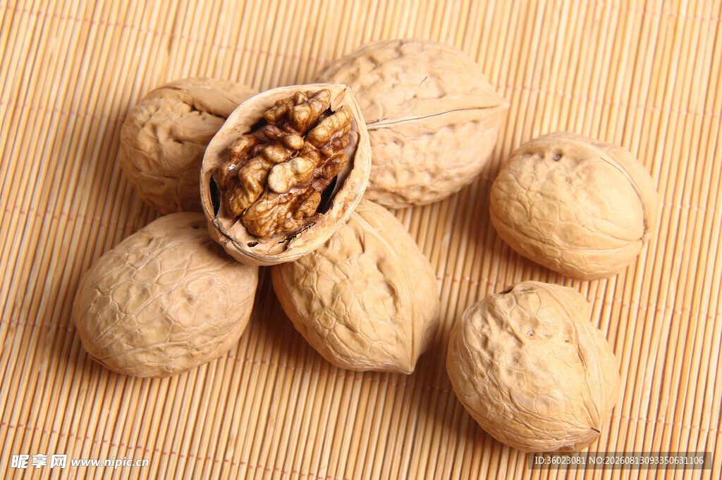 木桌上的美味核桃