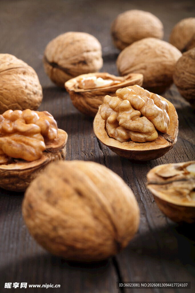木桌上的美味核桃