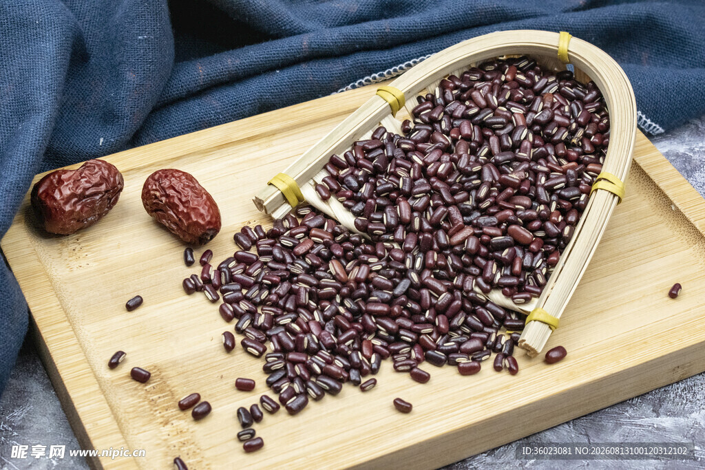 木盘上的红豆与红枣