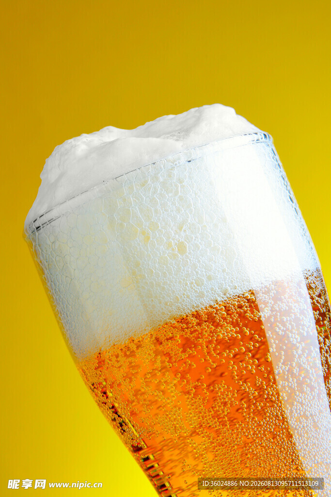满溢泡沫的金黄啤酒杯