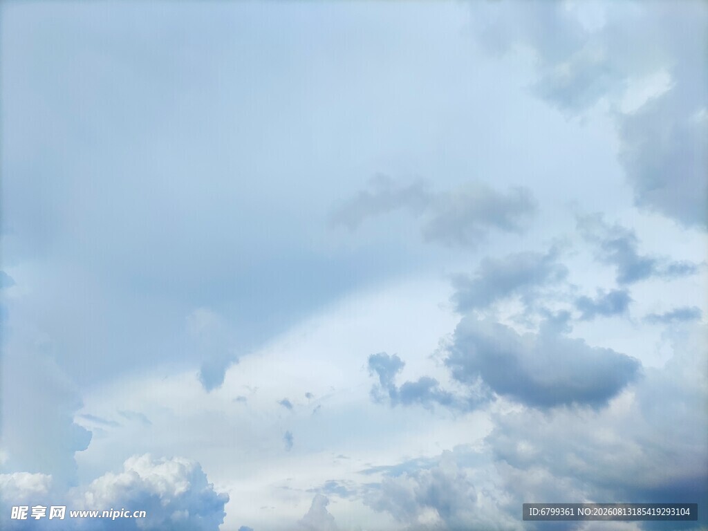 蓝天白云的纯净天空景象