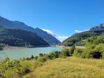 青山绿水间的美丽湖景