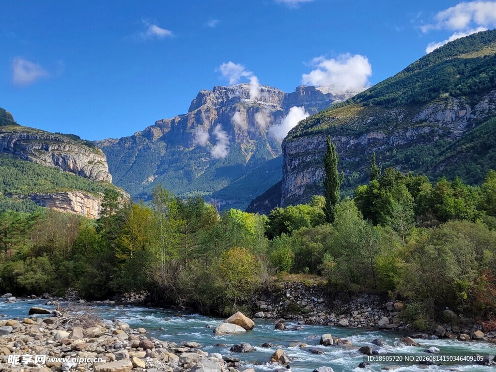山间溪流旁的壮丽山景
