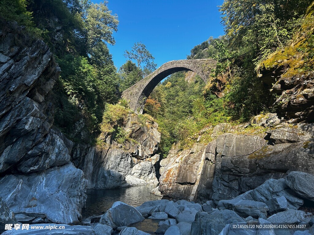 山间石桥横跨嶙峋峡谷