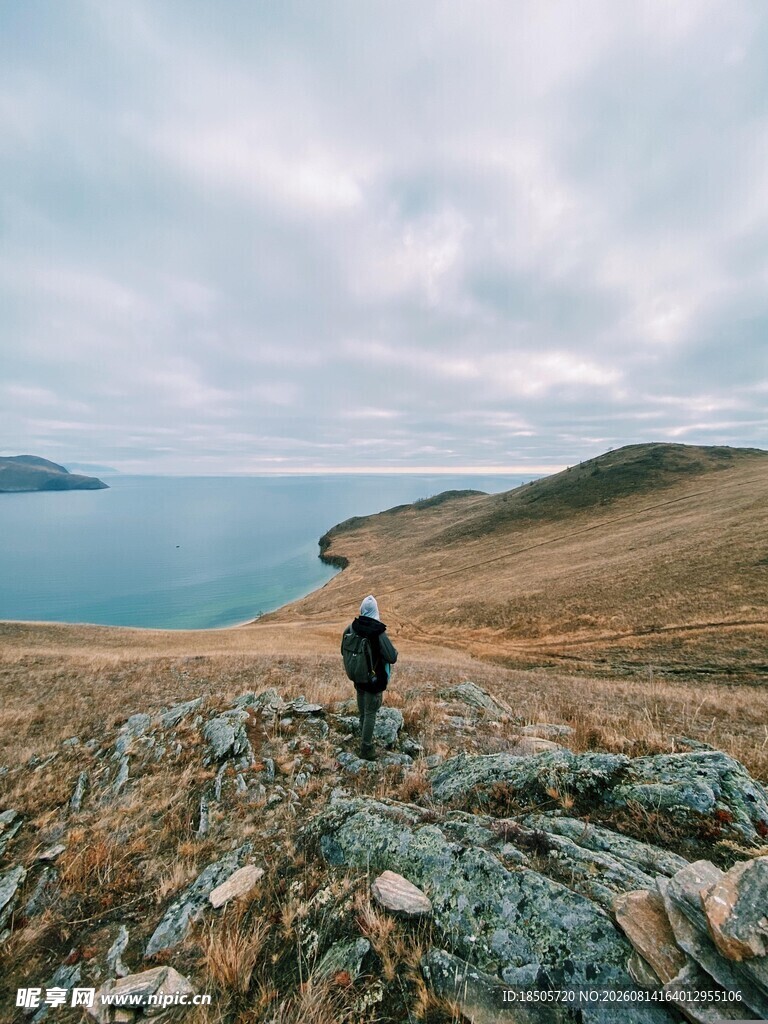一人独赏山海壮阔美景