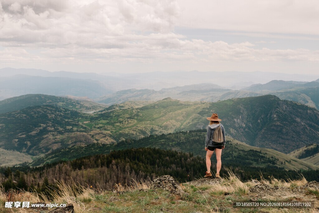 女子山顶矗立赏壮丽山景