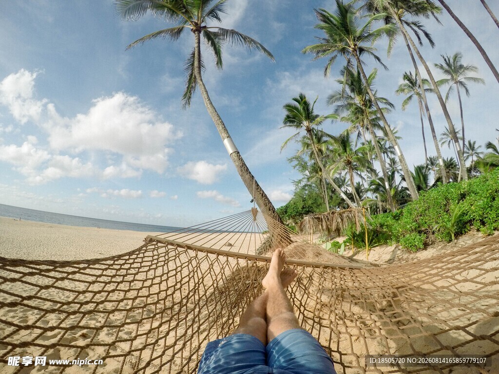 躺吊床享受海边惬意时光