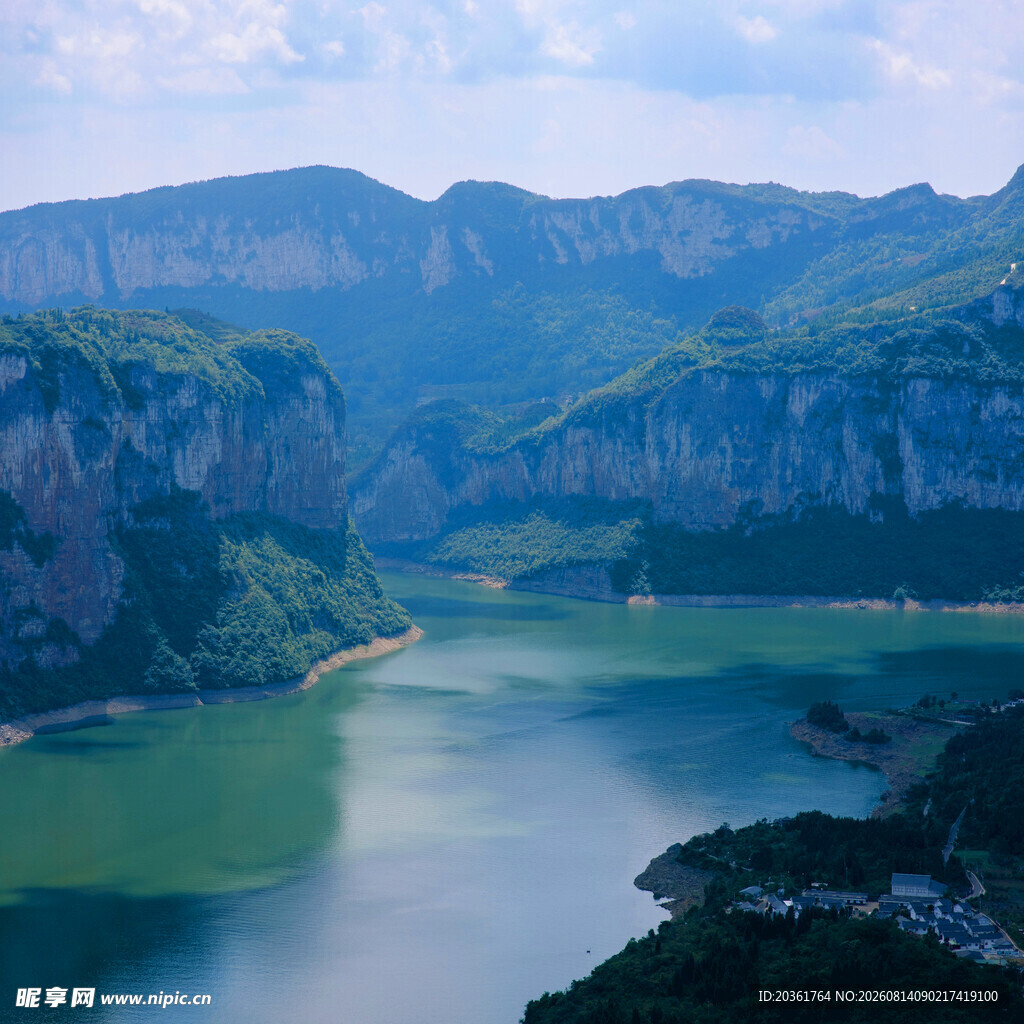壮丽山水间的碧绿湖泊