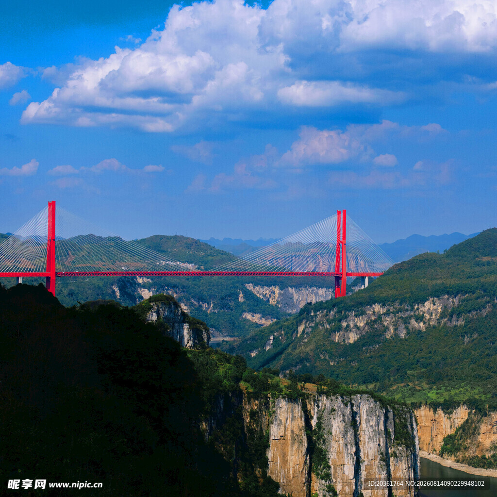 壮丽峡谷间的红色大桥