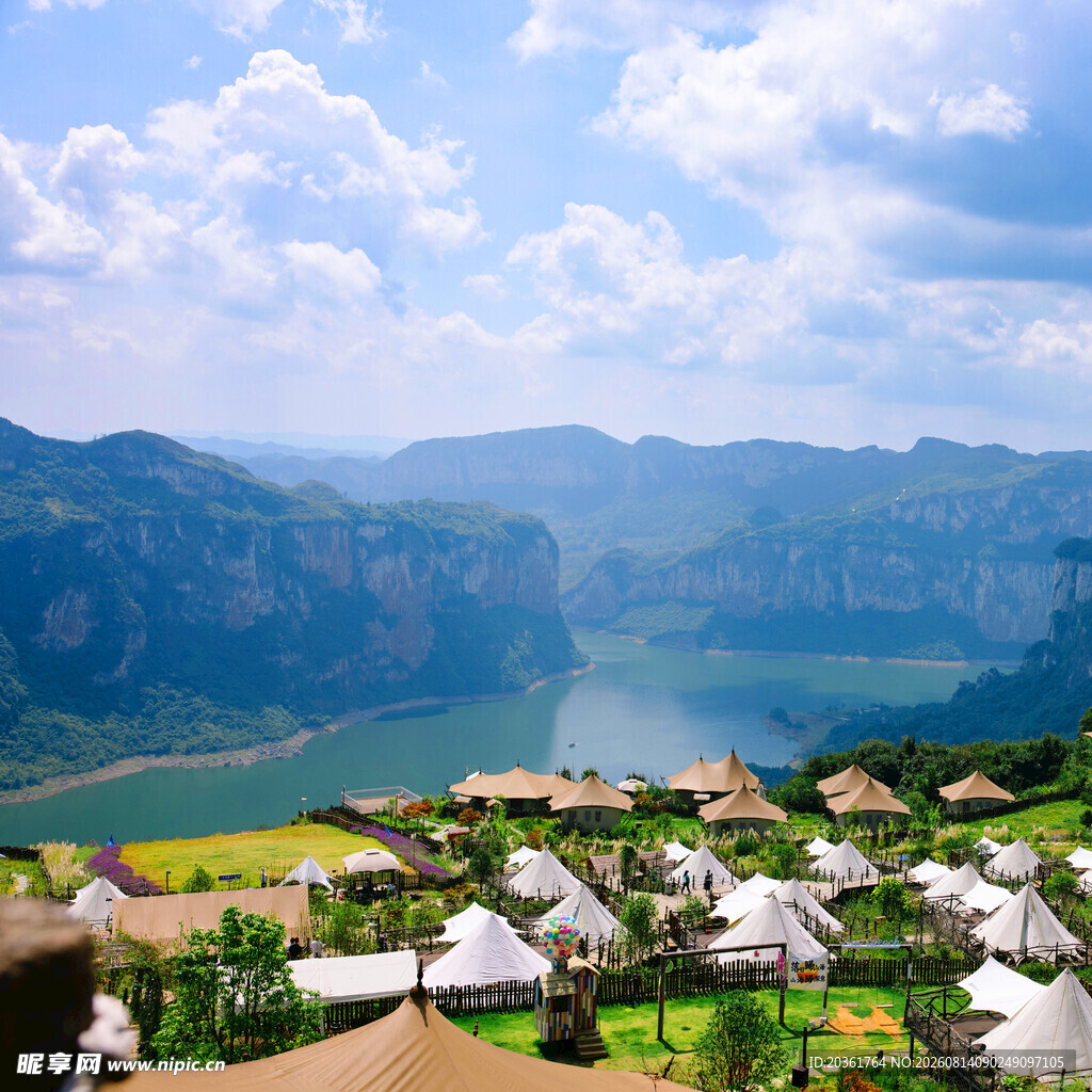 湖畔山村美景