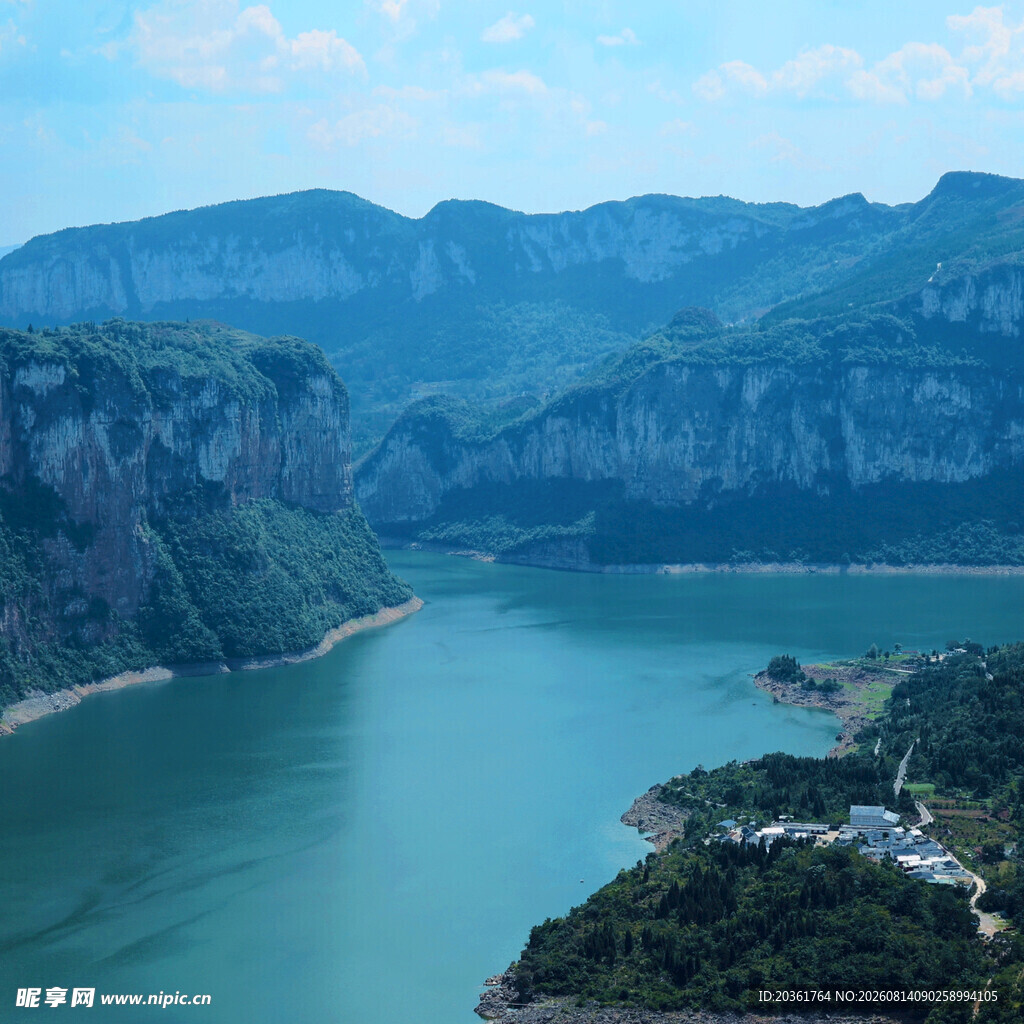 壮丽山水间的迷人江景