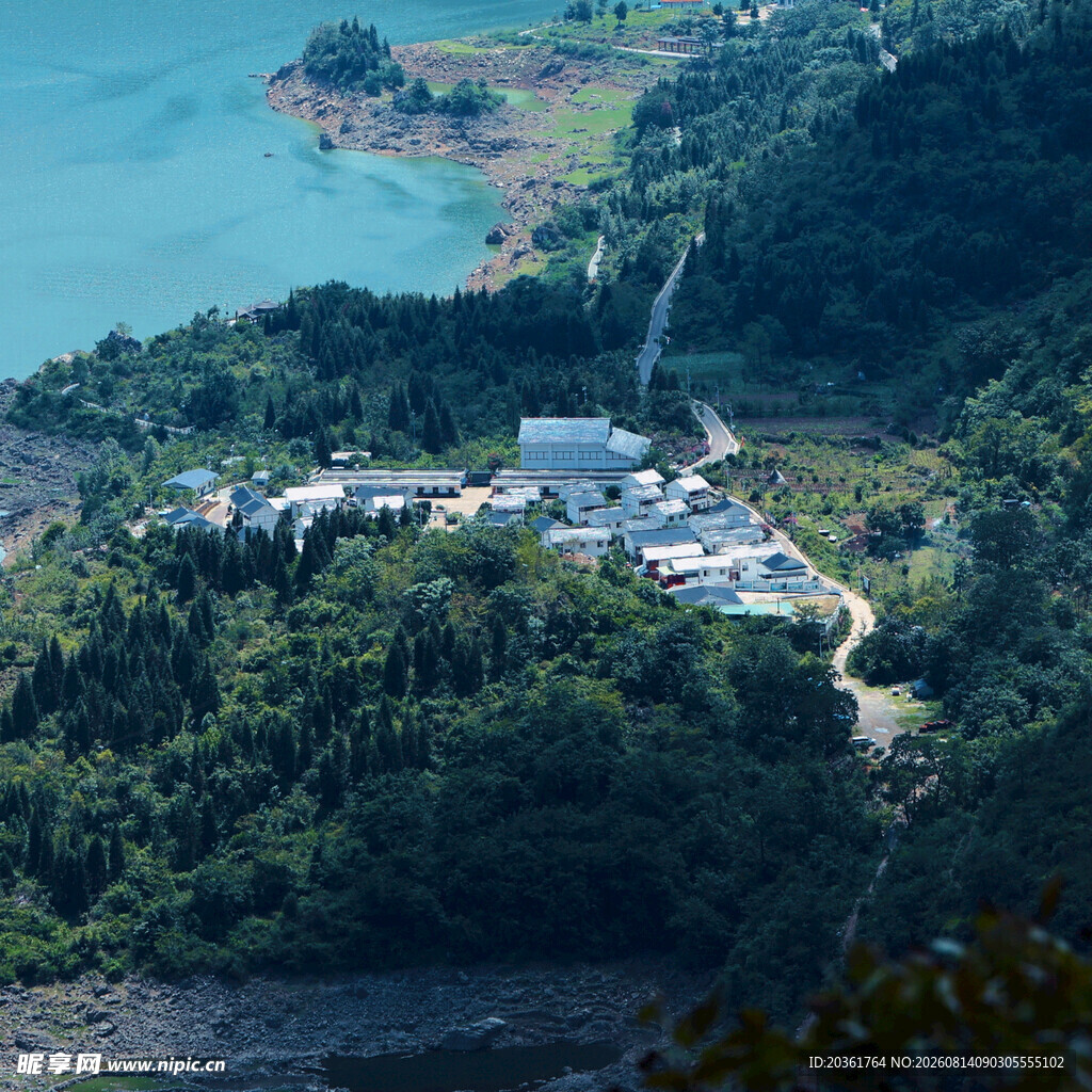 湖畔山林中的建筑群