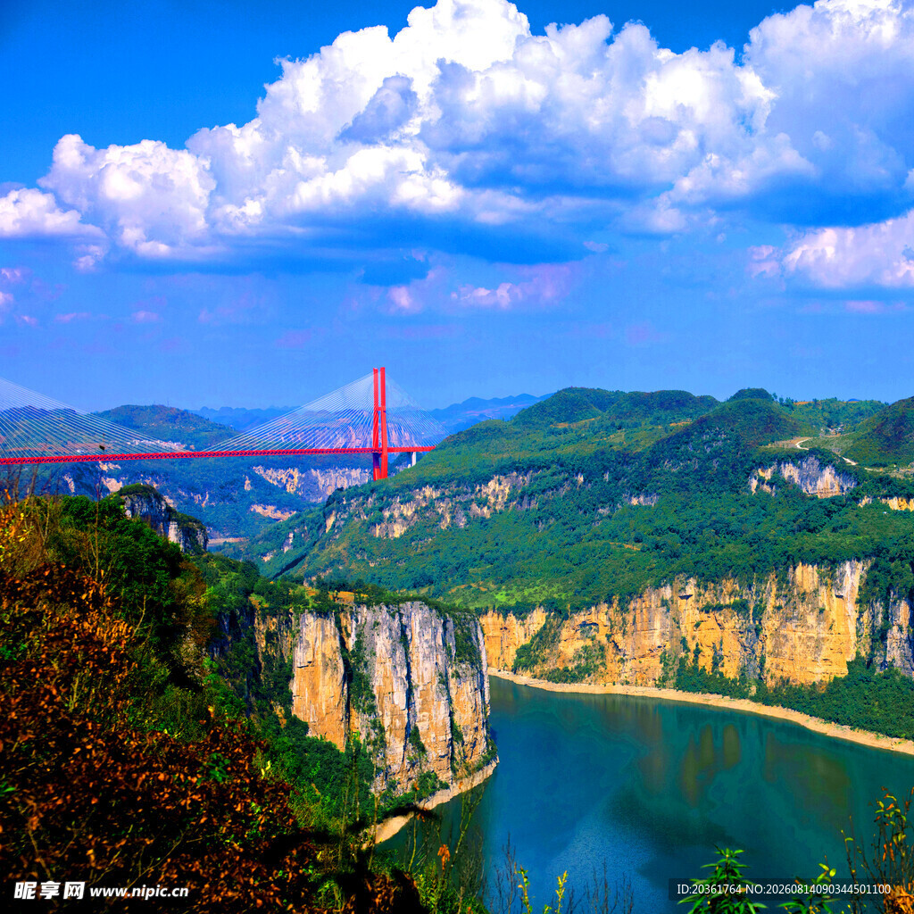 壮丽峡谷间的桥梁与美景