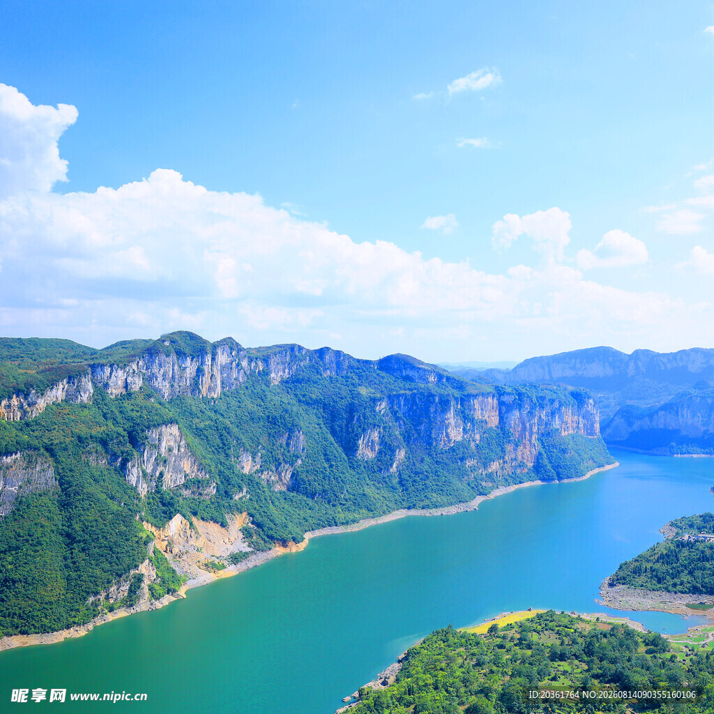 壮美山河间的碧绿江水