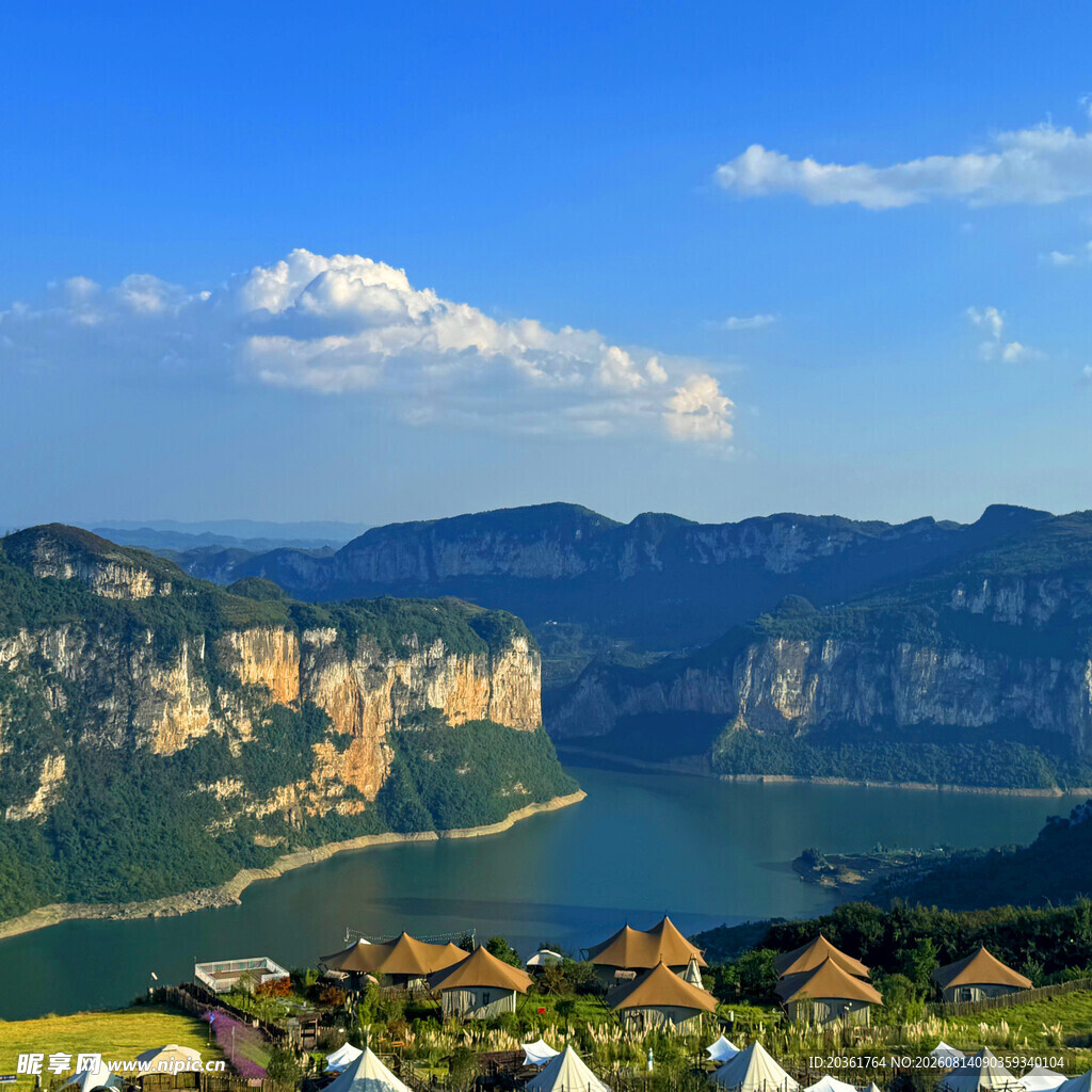 壮丽山水间的村落美景