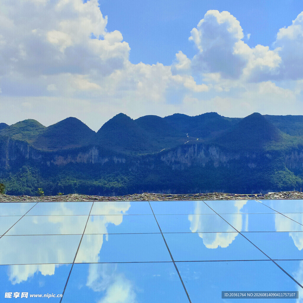 蓝天山峦下的镜面平台