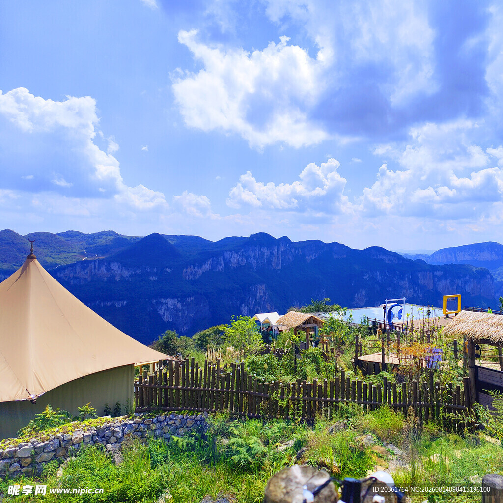 山间露营帐篷美景