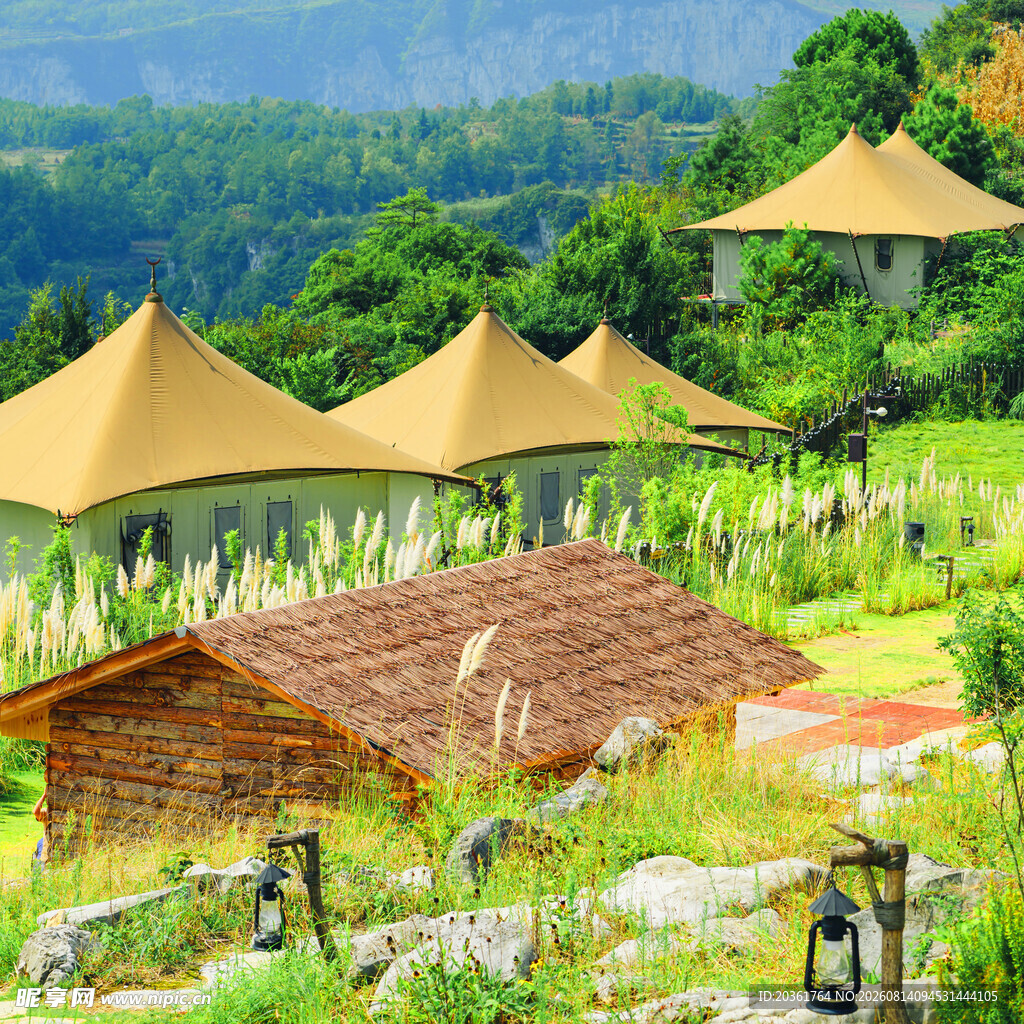 田园风光中的特色小屋