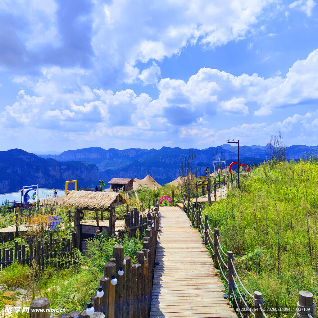 山间木栈道