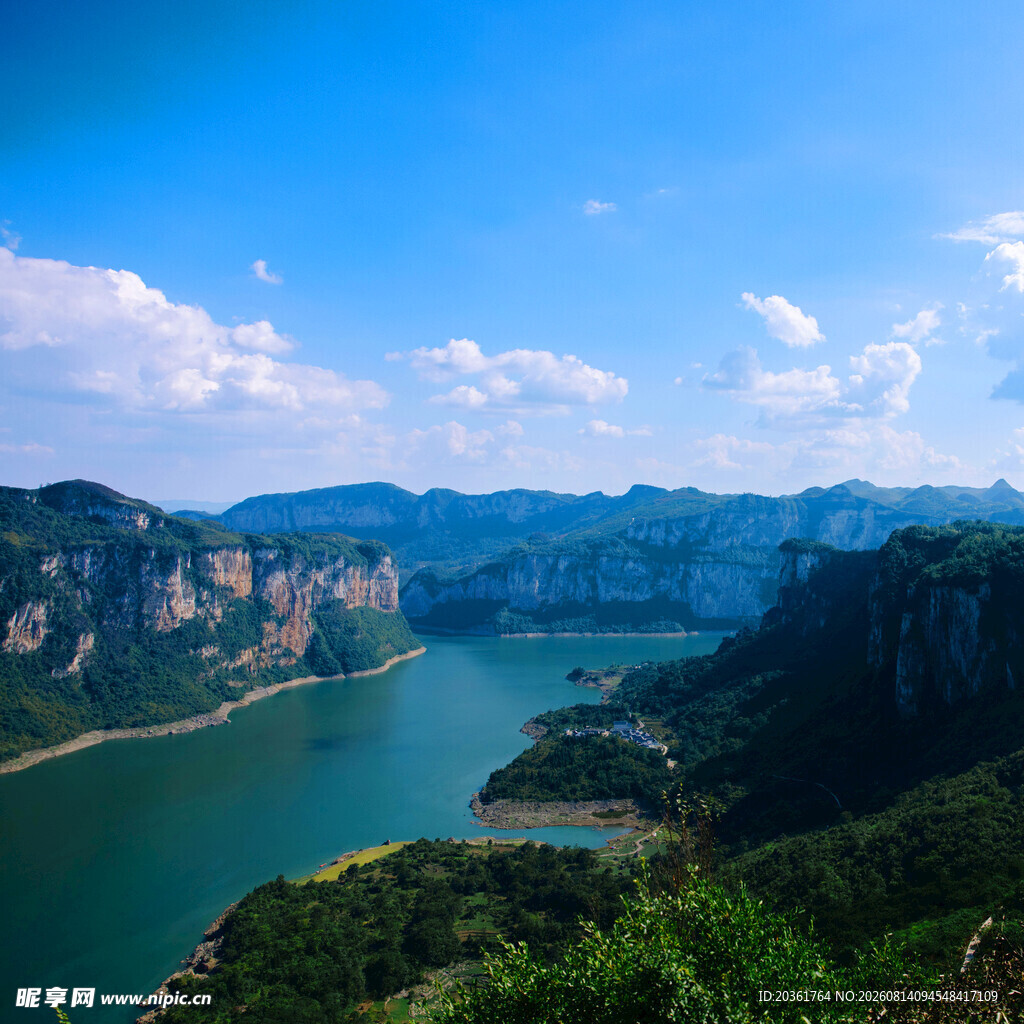 壮丽山水风光俯瞰图
