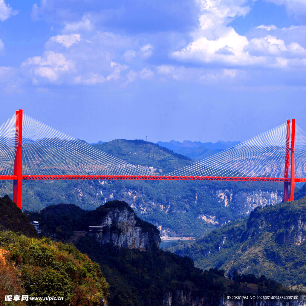 壮丽红桥横跨山峦美景
