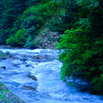 山间湍急溪流