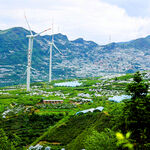 山间风力发电与田园美景