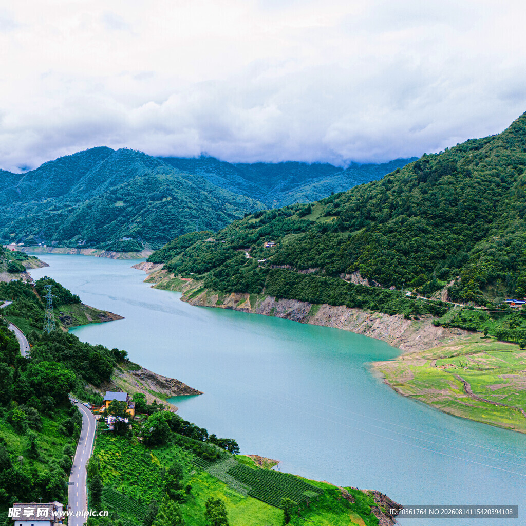 青山环绕的秀丽河谷风光