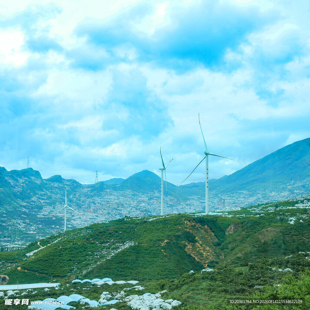 山间风车景观