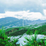 山间村落与风车景致