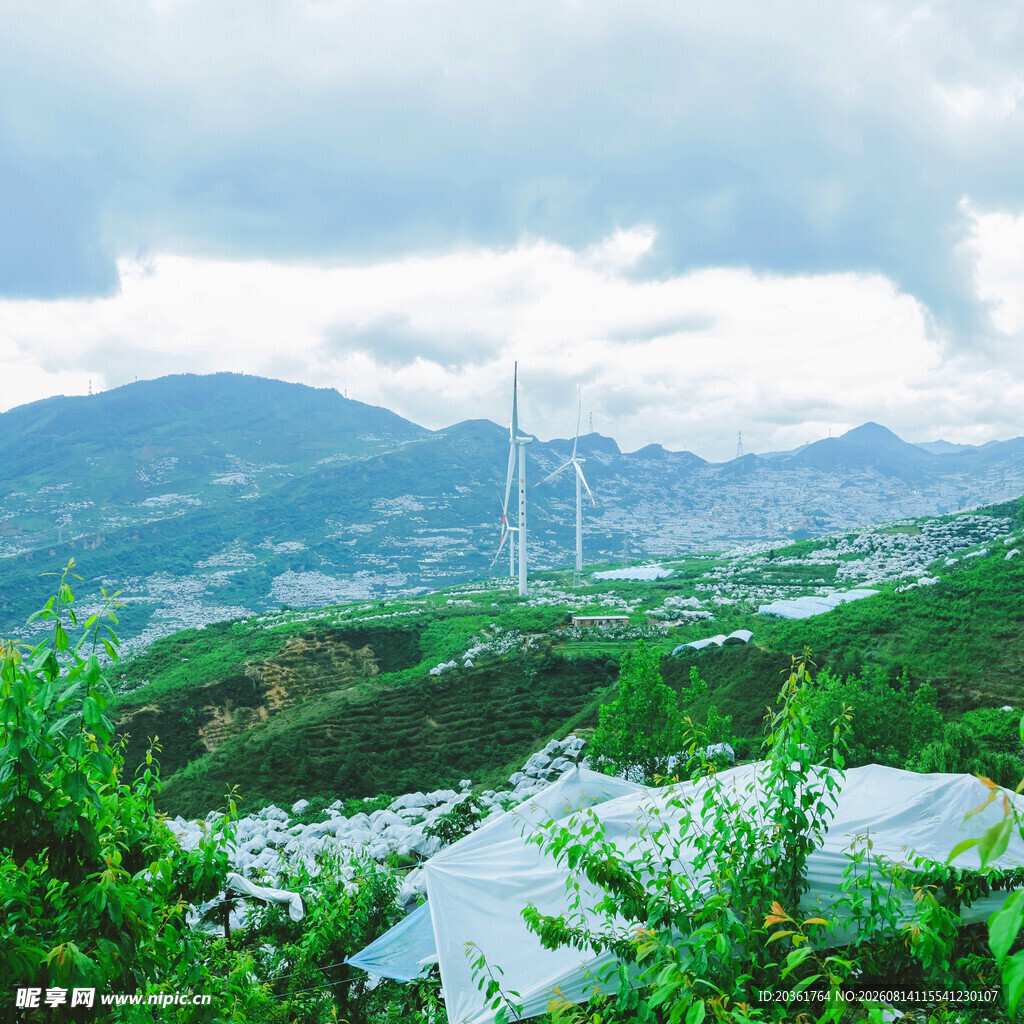 山间村落与风车景致