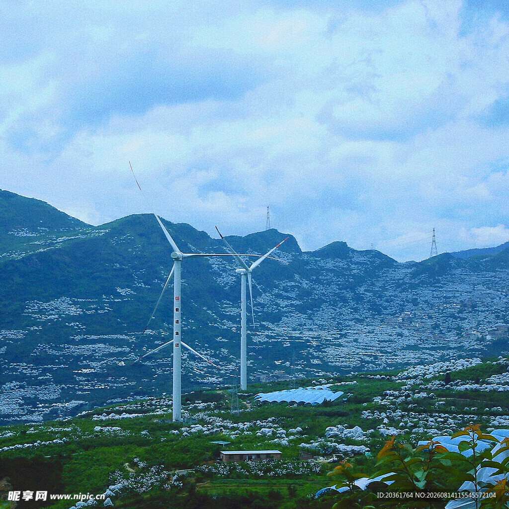 山间风力发电场美丽景致